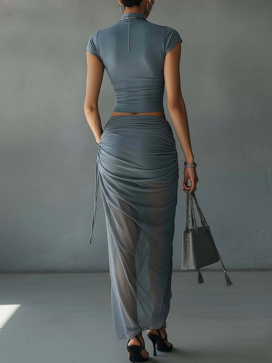 Jacqueline | Kort blå t-shirt och draperad kjol i transparent tulle