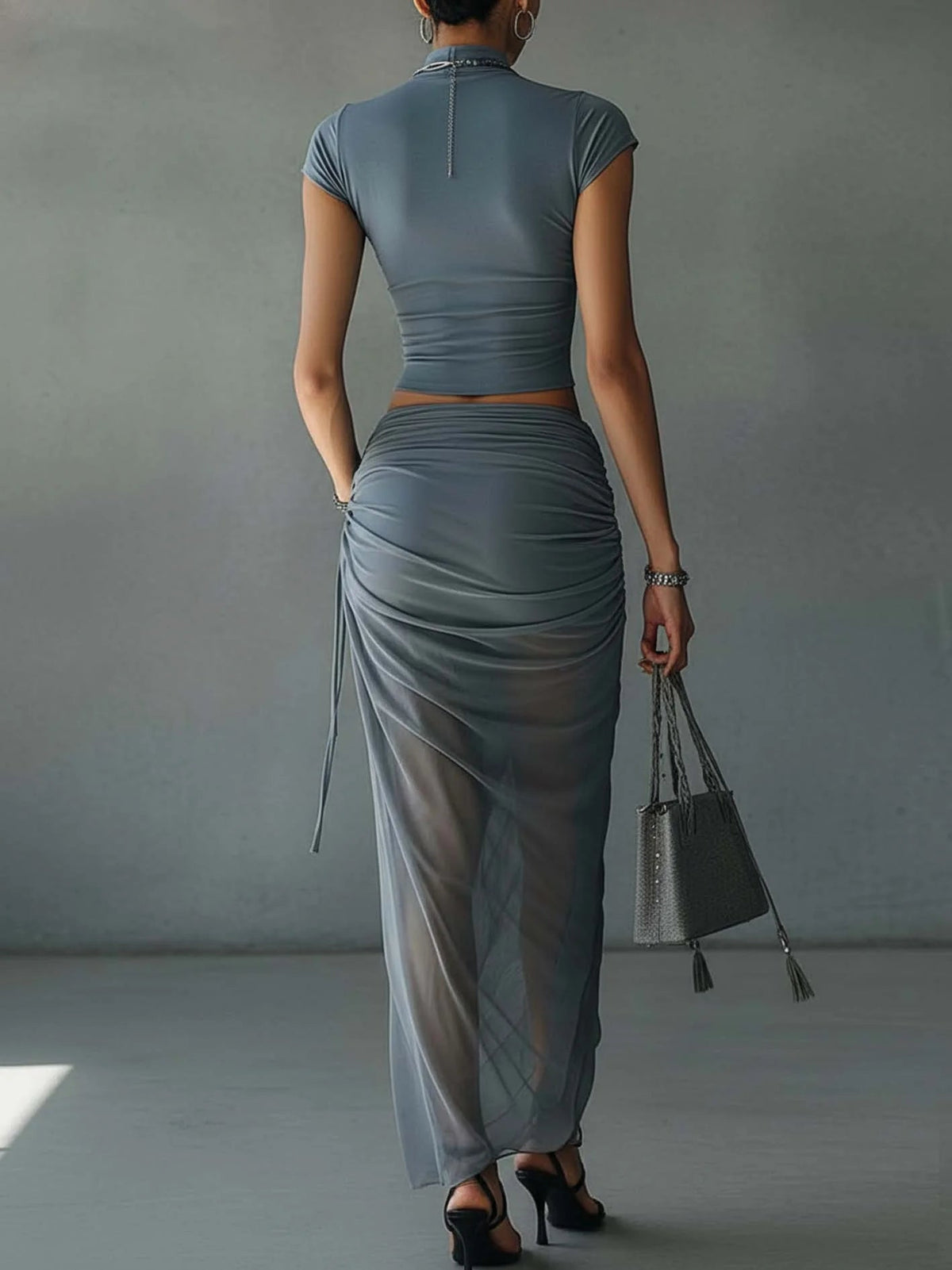 Jacqueline | Kort blå t-shirt och draperad kjol i transparent tulle