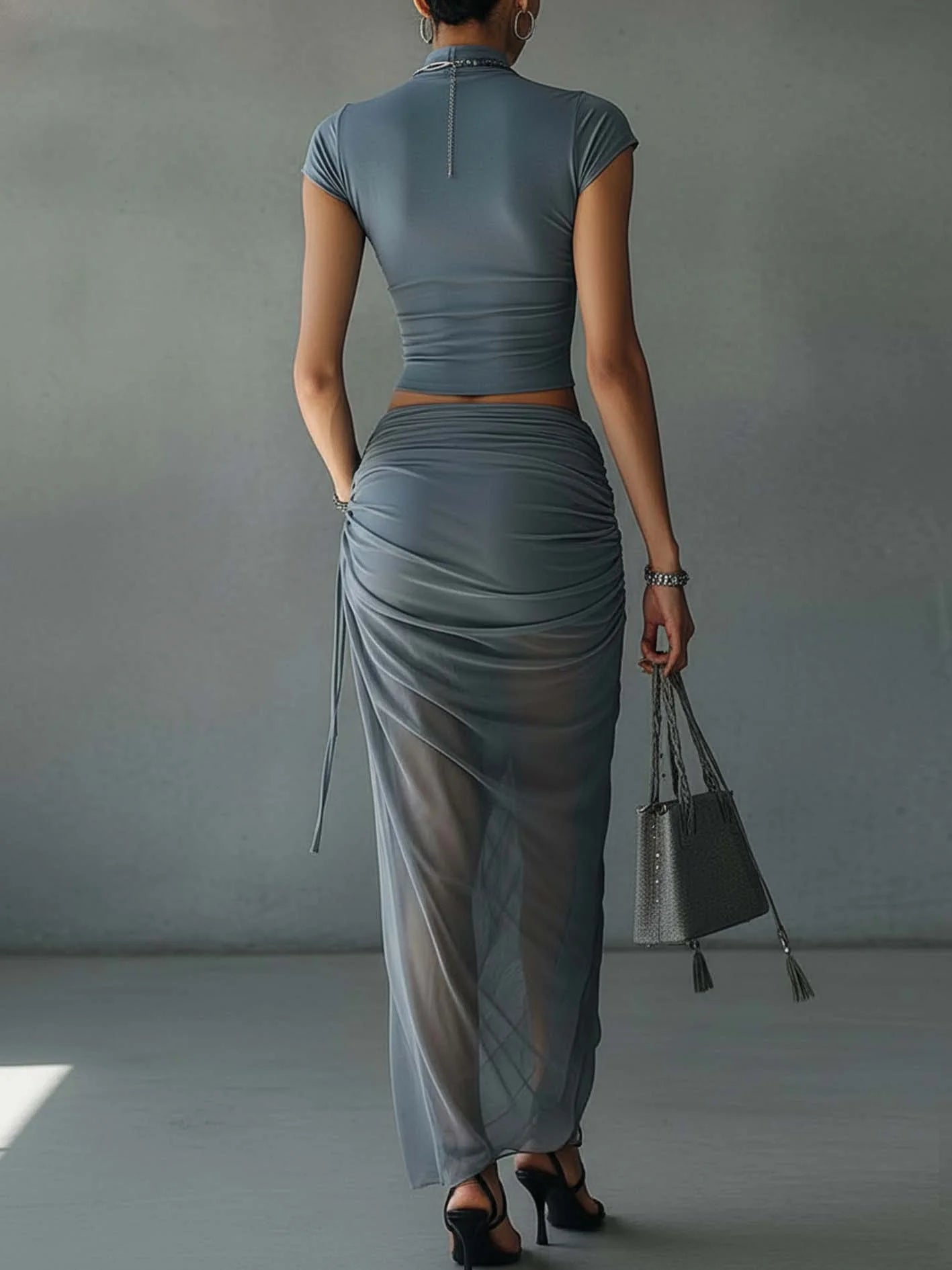 Jacqueline | Kort blå t-shirt och draperad kjol i transparent tulle