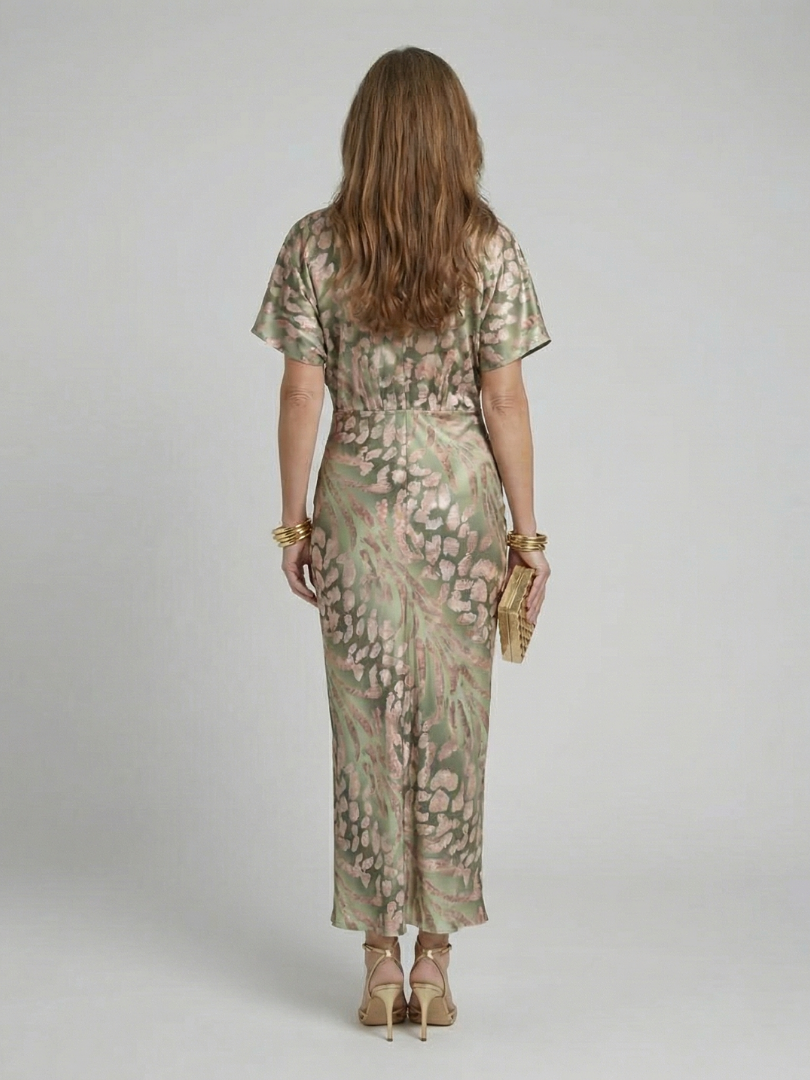 Coralie | Abstrakt tryck Midiklänning med V-ringning och figursydd midja