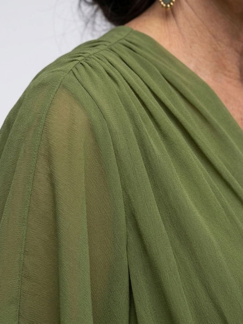 Elysia | Midi klänning med draperad överdel, V-ringning och midjebälte
