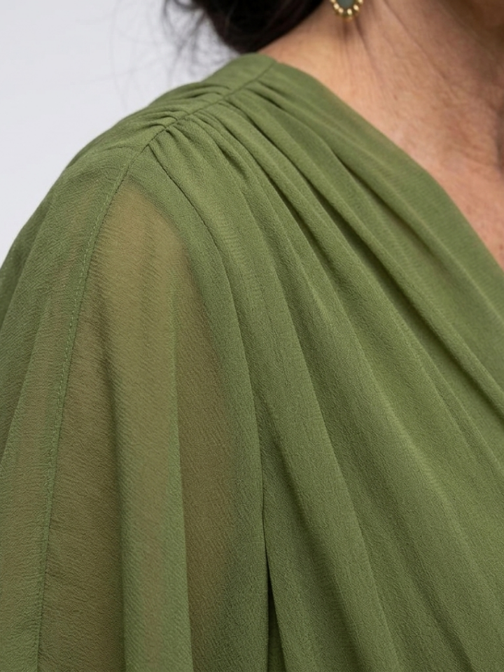 Elysia | Midi klänning med draperad överdel, V-ringning och midjebälte