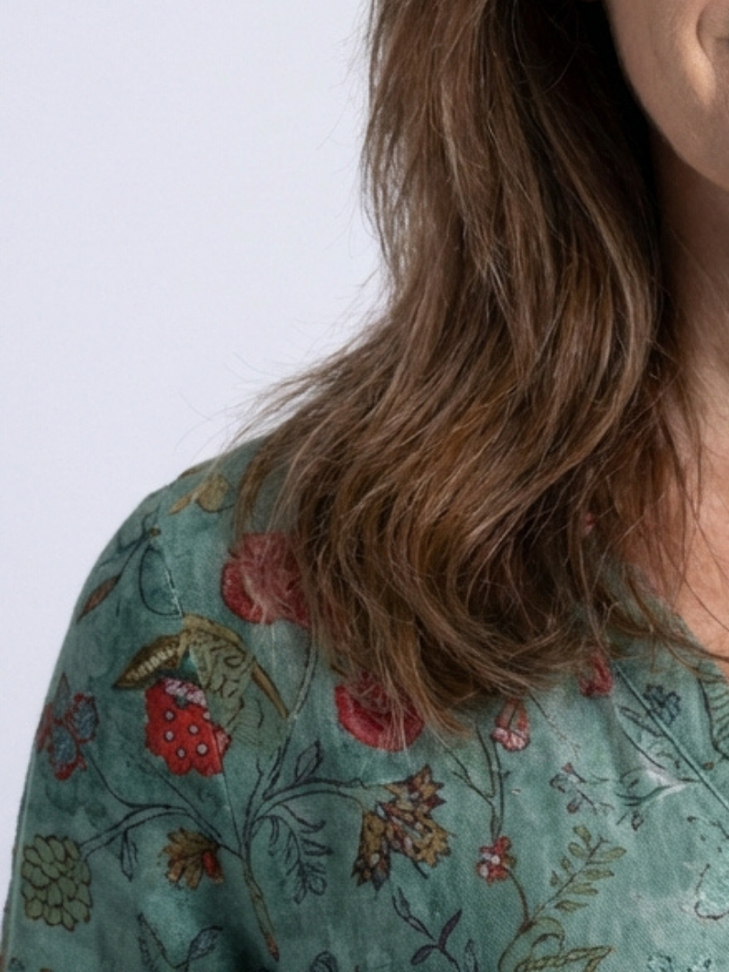Marina | Maxiklänning med V-ringning i blommönster och trekvartslånga ärmar