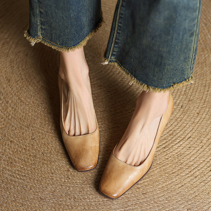 Vera | Klassiska Pumps med Fyrkantig Tå i Sandsten Beige
