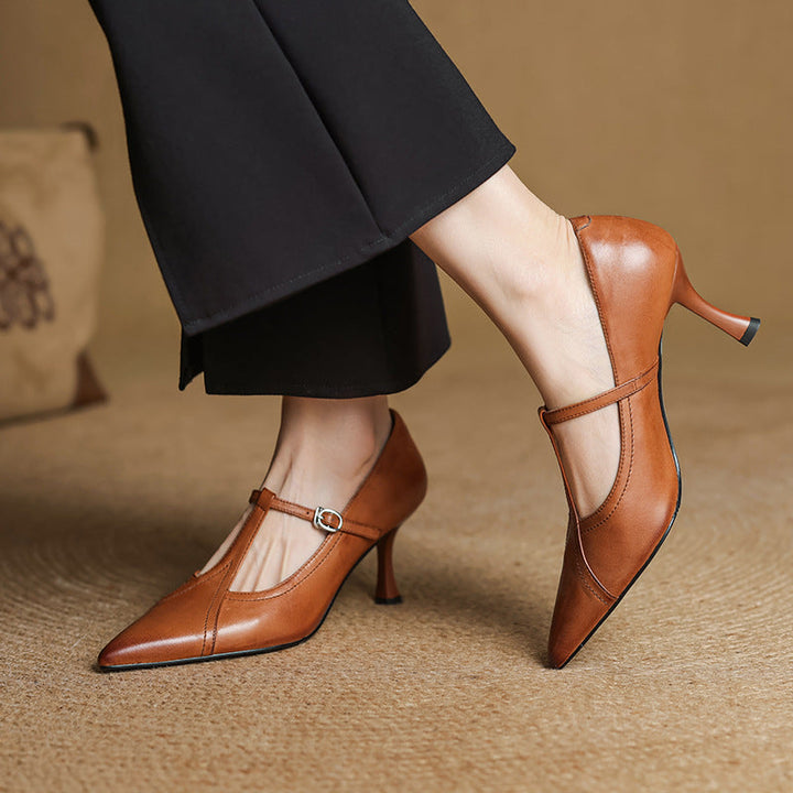 Cecilia | Elegant Kastanjebrun T-rem Pump med Retro Känsla