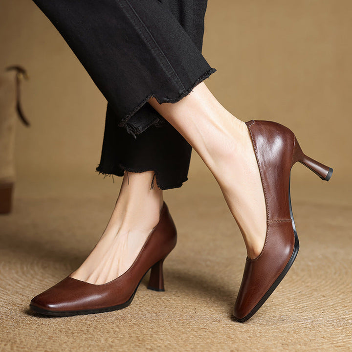 Vera | Klassiska Pumps med Fyrkantig Tå i Sandsten Beige