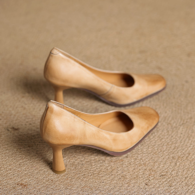 Vera | Klassiska Pumps med Fyrkantig Tå i Sandsten Beige