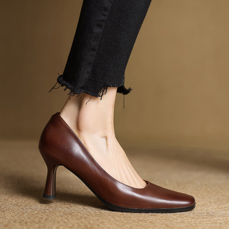 Vera | Klassiska Pumps med Fyrkantig Tå i Sandsten Beige