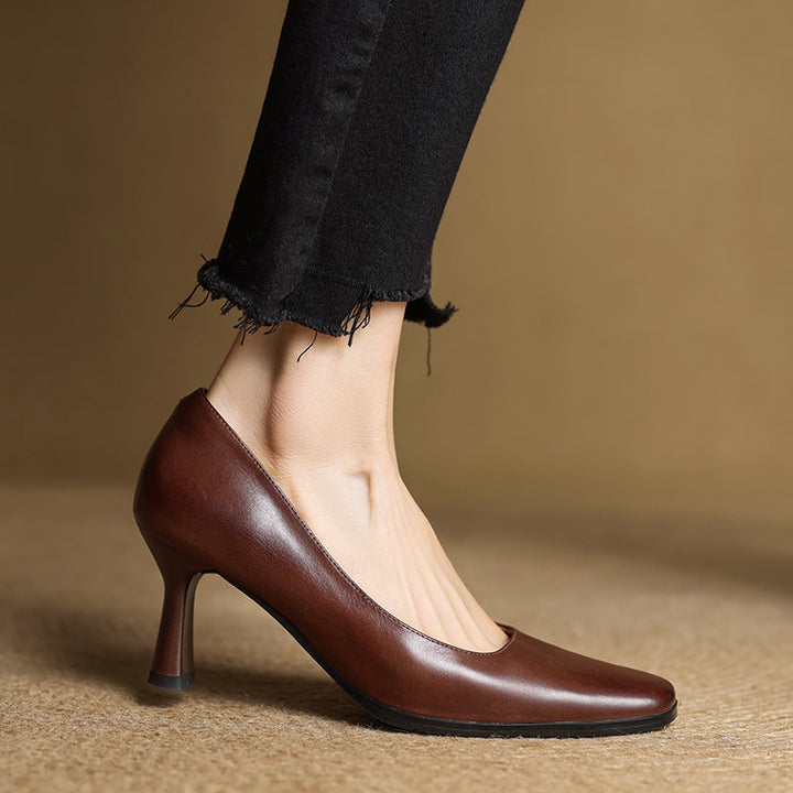Vera | Klassiska Pumps med Fyrkantig Tå i Sandsten Beige