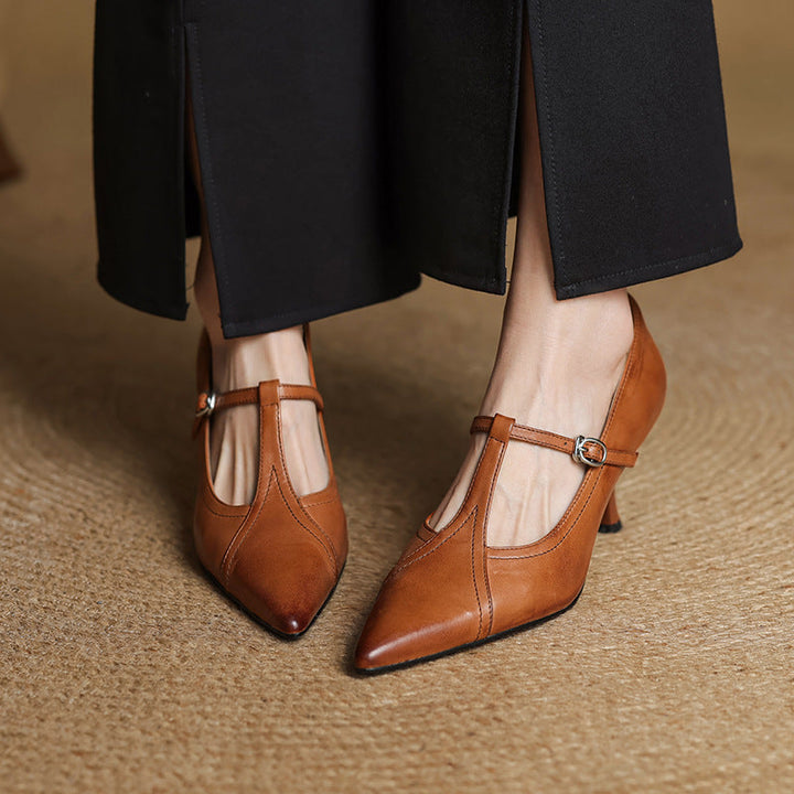 Cecilia | Elegant Kastanjebrun T-rem Pump med Retro Känsla