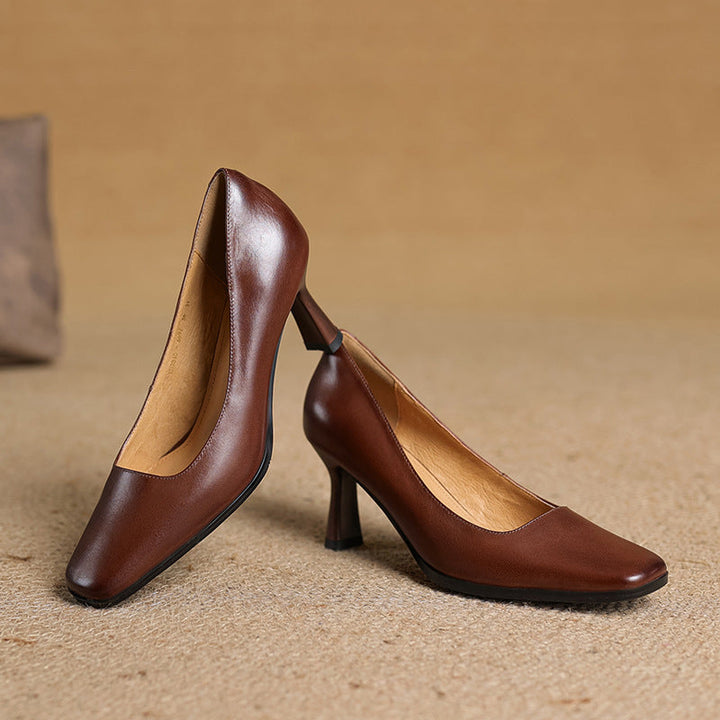 Vera | Klassiska Pumps med Fyrkantig Tå i Sandsten Beige