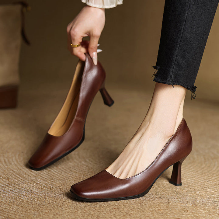 Vera | Klassiska Pumps med Fyrkantig Tå i Sandsten Beige