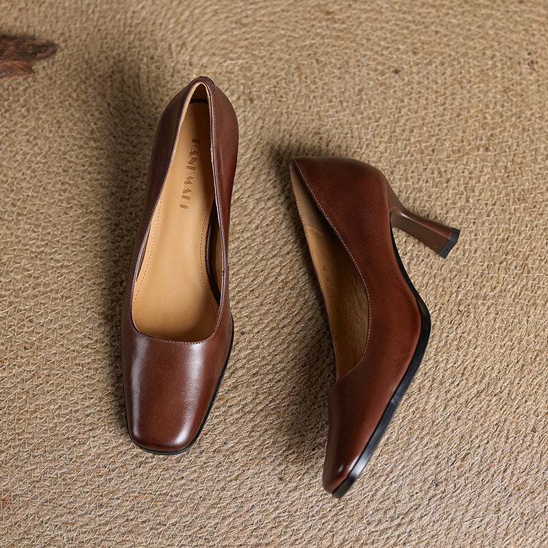 Vera | Klassiska Pumps med Fyrkantig Tå i Sandsten Beige