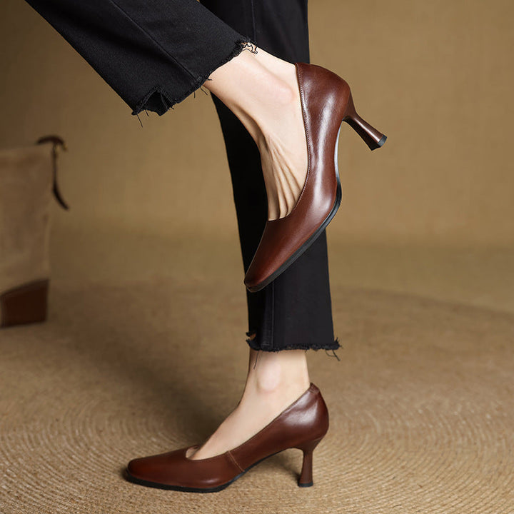 Vera | Klassiska Pumps med Fyrkantig Tå i Sandsten Beige