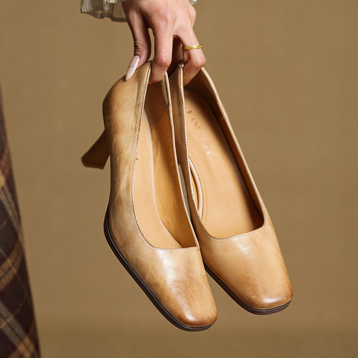 Vera | Klassiska Pumps med Fyrkantig Tå i Sandsten Beige