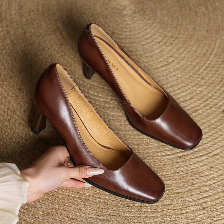 Vera | Klassiska Pumps med Fyrkantig Tå i Sandsten Beige