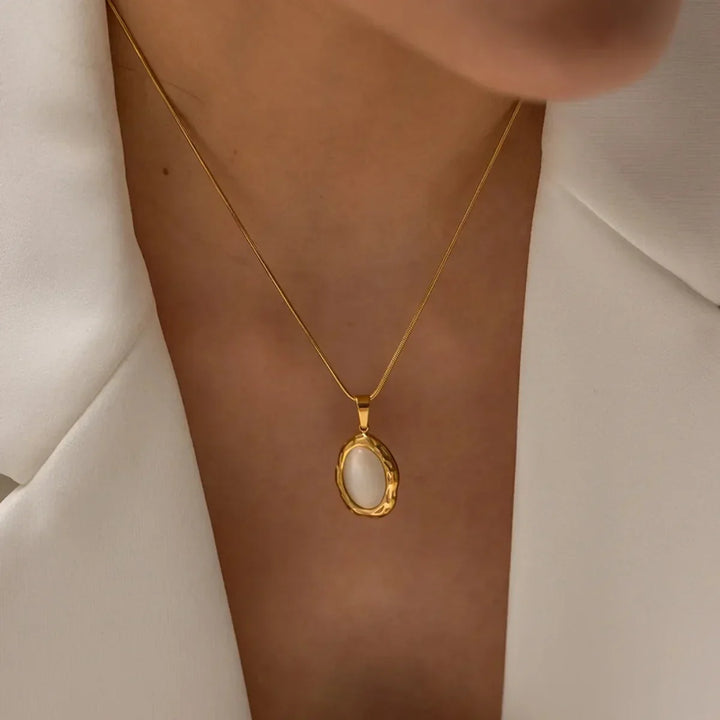 Överdraget oval kattöga opalhalsband i guld