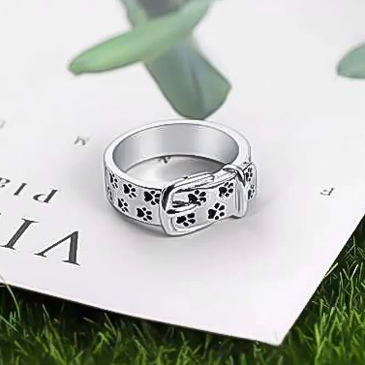 Charmig och elegant hundinspirerad halsbandsring