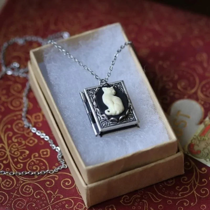 Retro Kattbok Hänge Halsband – Rotera Sida Design