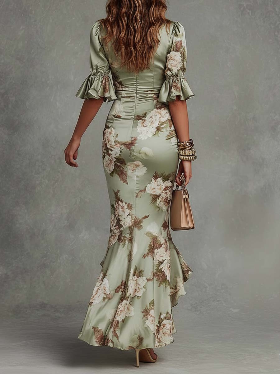 Anne | Lång asymmetrisk klänning i grön satin med V-ringning, puffärmar och blommönster
