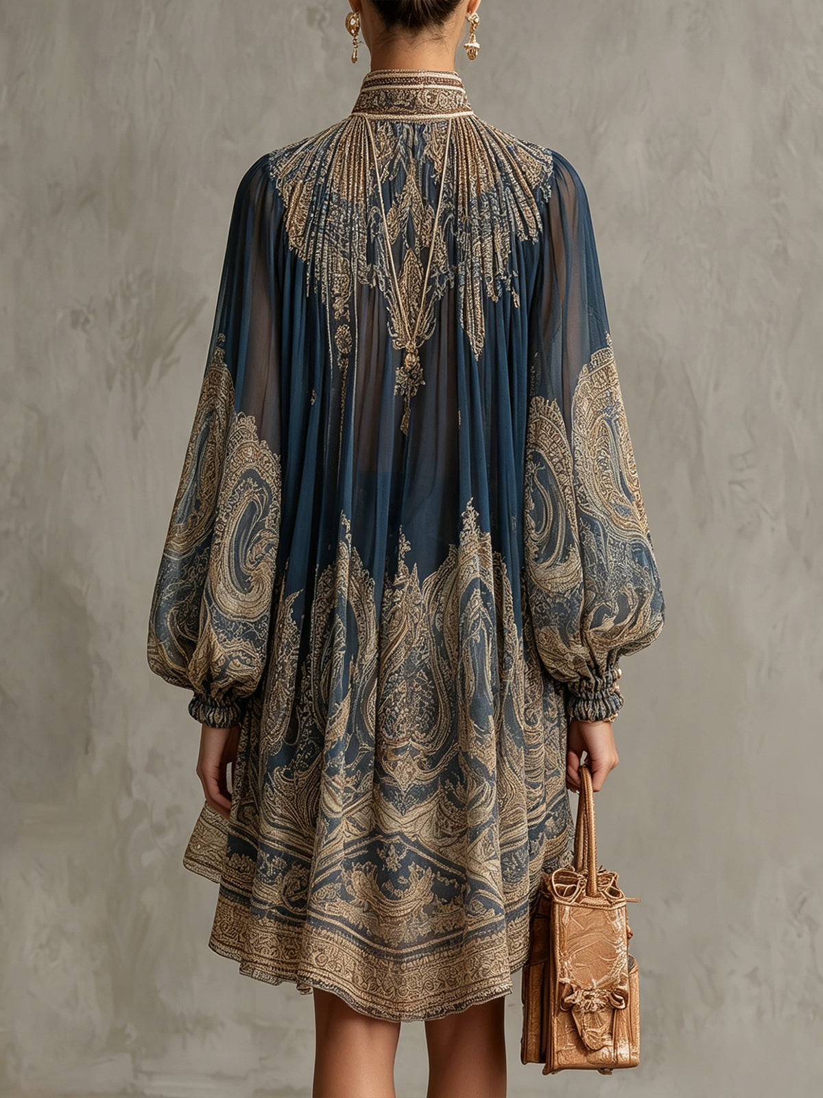 Agathe | Kort asymmetrisk klänning i marinblå chiffon med hög hals och barocktryck